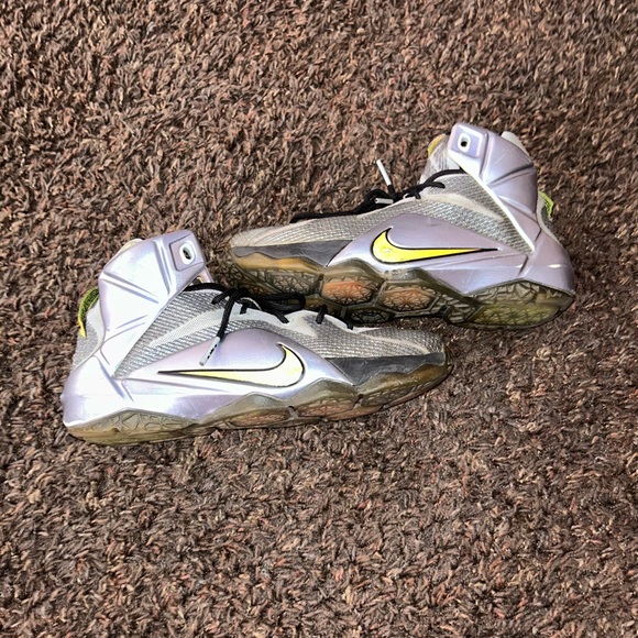 Nike LeBron 12 Trainers Flight Pack 685181-080 Metallic Grey UK6/US6y - Picture 2 of 6